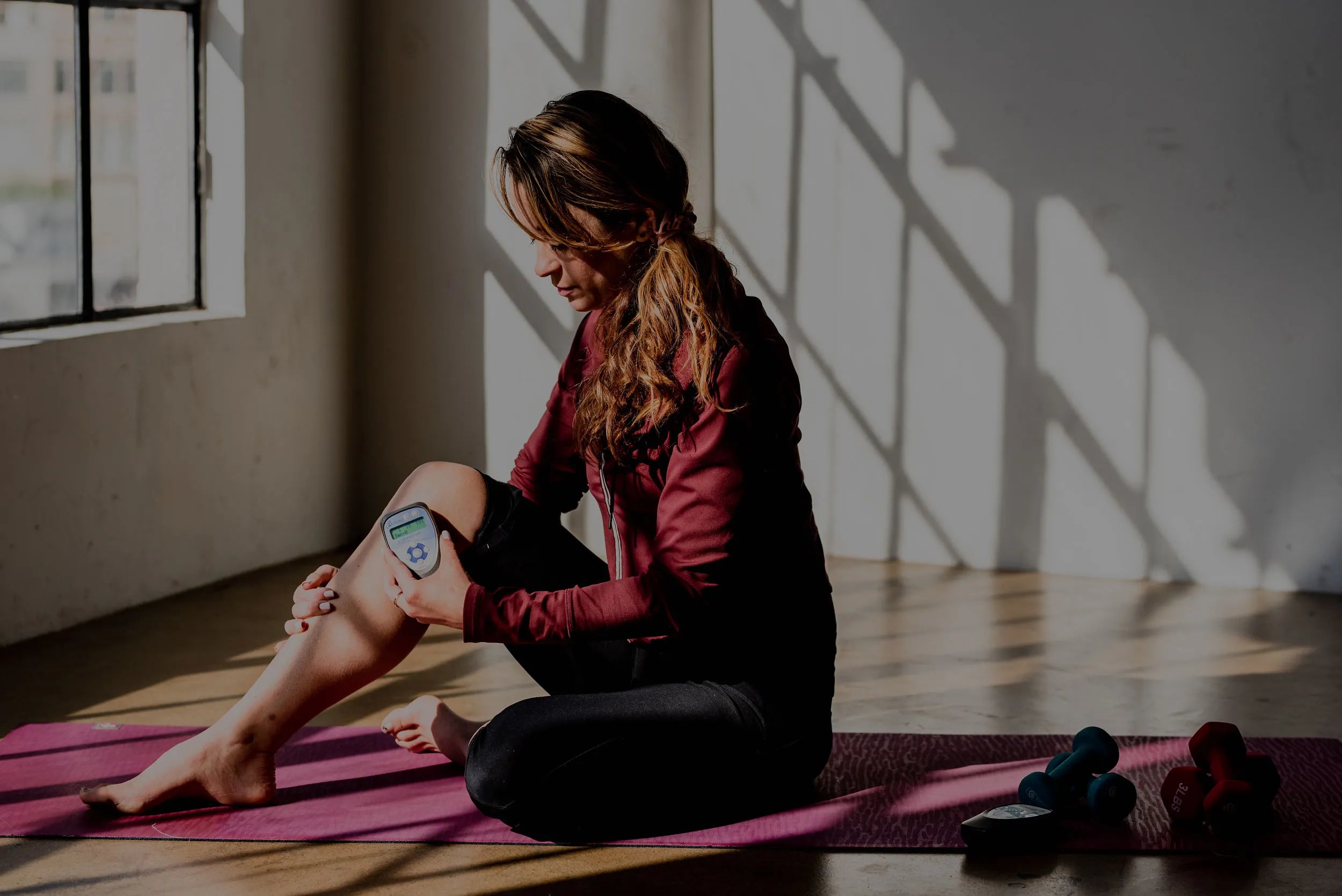 woman using the biomodulator pro on her calf