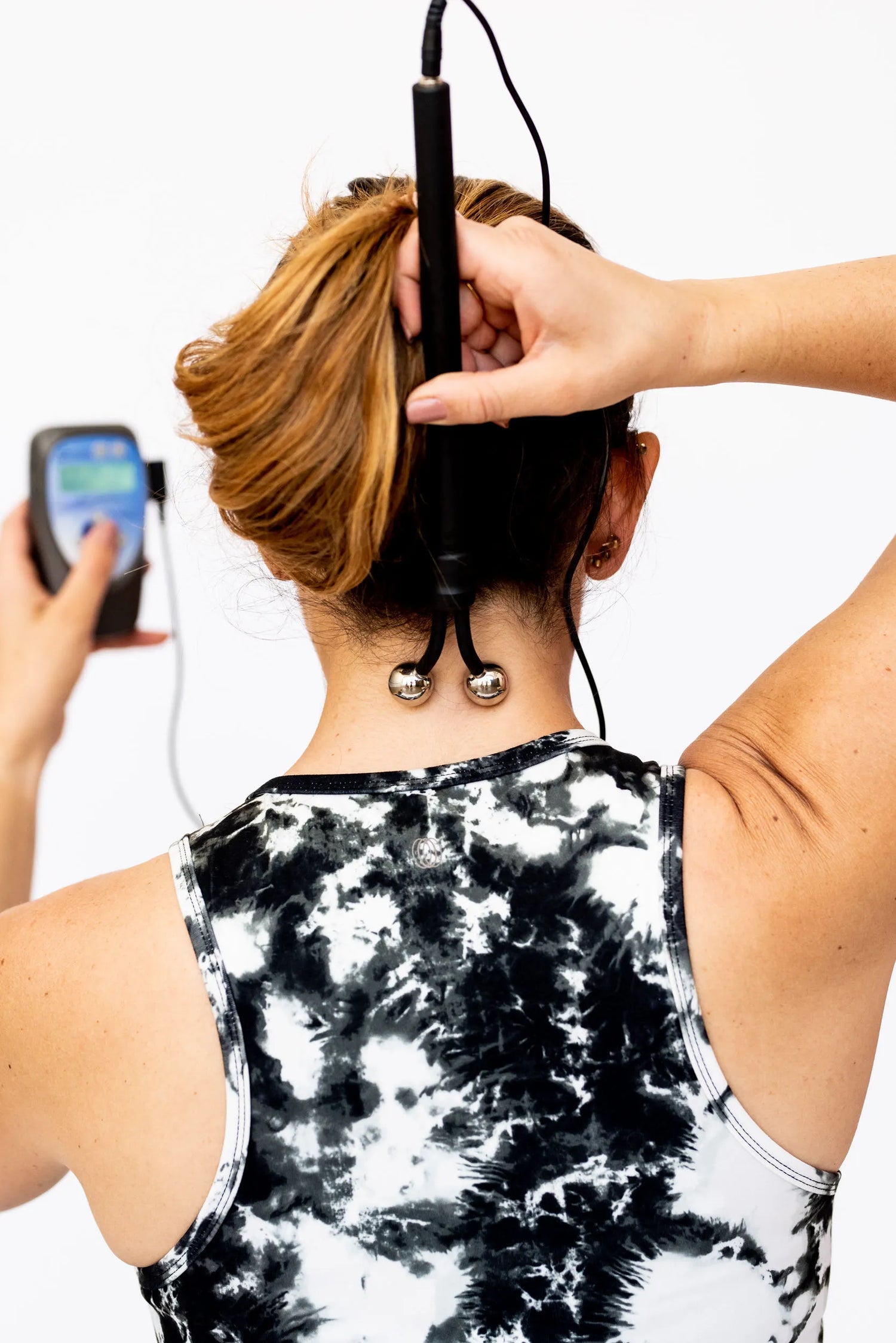 woman using the y-electrode on the back of her neck