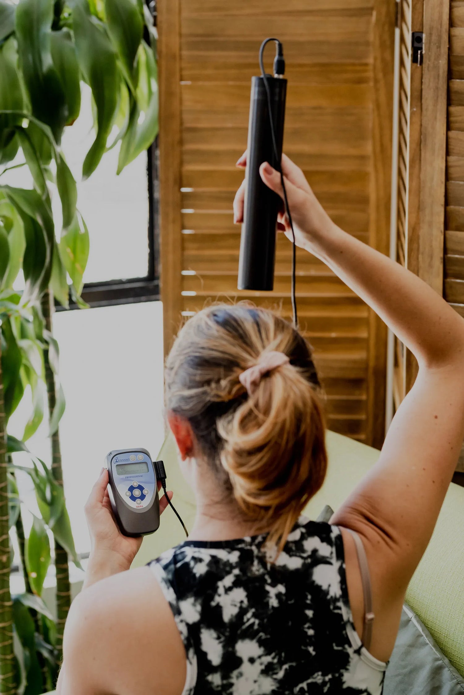 woman using the biotransducer pro on the top of her head